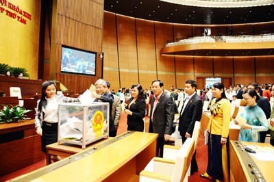 Парламент Вьетнама успешно провел голосование по вопросу о вотуме доверия - ảnh 1
